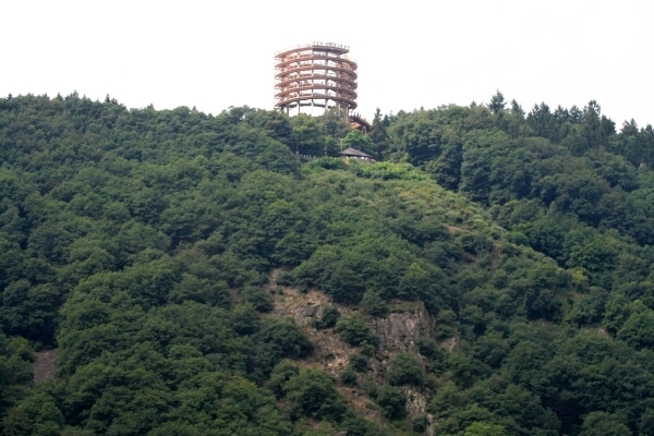 Blick zum Baumwipfelpfad Saarschleife und zu dem Aussichtspunkt „Cloef“ bei Orscholz.