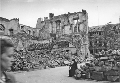 Eines der historischen Fotos in der Ausstellung 
zeigt das zerstörte städtische Kaufhaus
und im Hintergrund das alte Rathaus auf dem Kornmarkt.
Bildnachweis: Wissenschaftliche Bibliothek der Stadt Trier