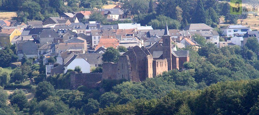 Blick nach Freudenburg mit Burgruine und der Kirche "Heilige Dreifaltigkeit"