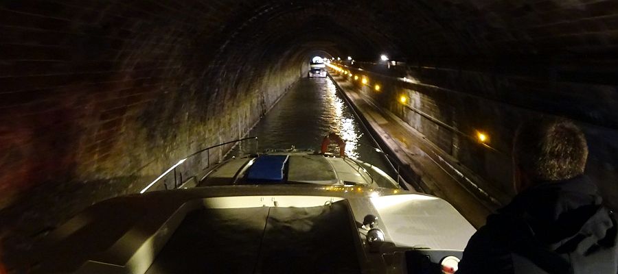 Tunnelfahrt auf dem Canal de la Marne au Rhin. Wir durchfahren zwei Tunnel. Sie ermöglichen nur einen Einbahnverkehr in wechselnder Richtung und können mit eigener Motorkraft durchfahren werden. Die Sicherheit wird durch Ampelschaltung gewährleistet. Der Niderviller Tunnel misst 475 m, der Arzviller 2306 m.