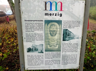Eine Tafel an der Synagogengedenkstätte in der Kreistadt Merzig erinnert an die Merziger Synagogen. Foto: H. Bruxmeier