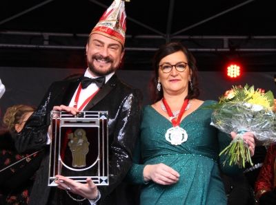 Das Trierer Prinzenpaar Harald III. und Marion II. war coronabedingt zwei Jahre im Amt und wurde am 11.11.2021 auf dem Trierer Kornmarkt feierlich verabschiedet. Foto: regiodrei/hb