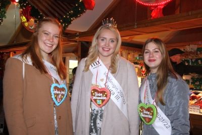 Mit dabei bei der Weihnachtsmarkteröffnung war auch die Merziger Viezkönigin 2021/22 Laura III (mitte) mit ihren Prinzessinnen Nina (links) und Nelli (rechts). Foto: regiodrei/hb   