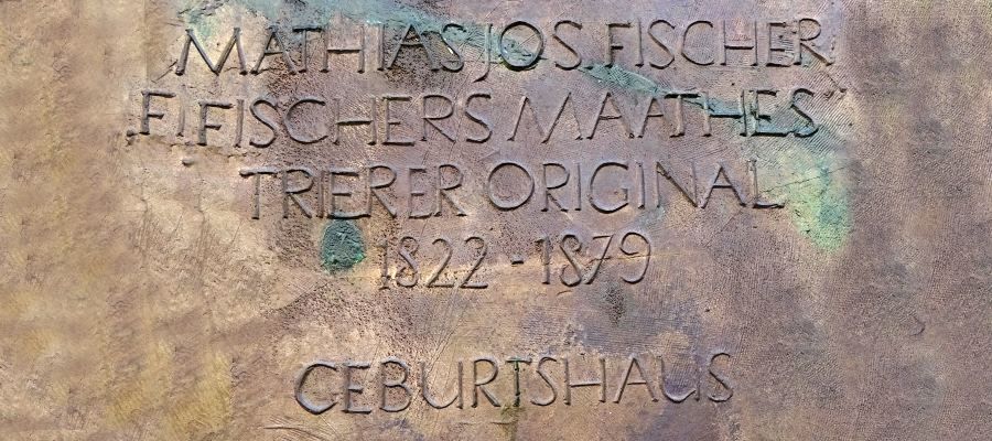 Teil der Gedenktafel am Geburtshaus von Fischers Maathes in Trier.( Arbeit von Franz Schönberger, Bildhauer)