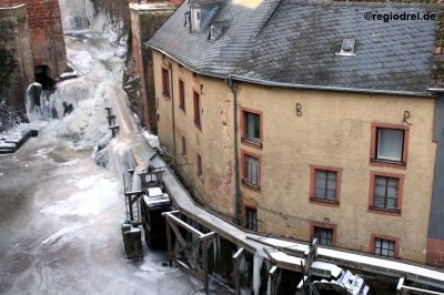 Ein imposanter, aber seltener Blick. Die Hackenberger Mühle am zugefrorenen Wasserfall der Leuk im Januar 2009. Archivfoto/regiodrei
