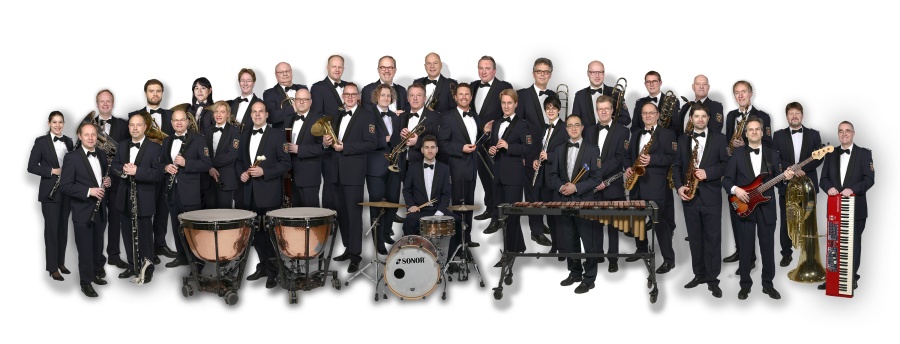 Die Musikerinnen und Musiker des Landespolizeiorchesters Rheinland-Pfalz mit ihren Instrumenten