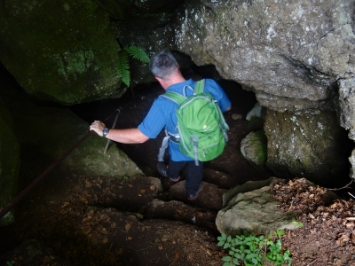 Rother Kopf: Zugang zur Mühlsteinhöhle. 