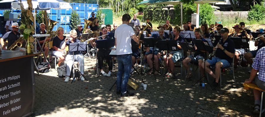 In den zweiten Festtag startete der Musikverein Serrig um 10:30 Uhr mit einem Frühschoppenkonzert.
