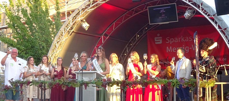 Nach langer coronabedingter Durststrecke konnte 2022 beim 43. Obermosel-Weinfest in Nennig wieder gefeiert werden. Die Krönung der neuen saarländischen Moselweinkönigin Katharina I. war der Höhepunkt des ersten Weinfesttages.