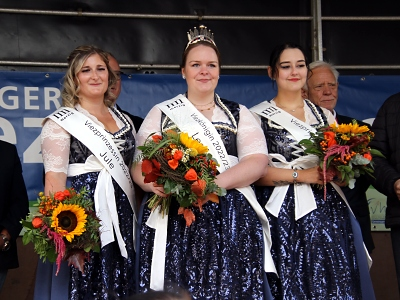 Die neue Merziger Viezkönigin ist Lea Mahlberg aus Merchingen (mitte). Ihr zur Seite stehen die Viezprinzessinnen Jule Dor und Laila Schwarz. Foto: regiodrei/hb