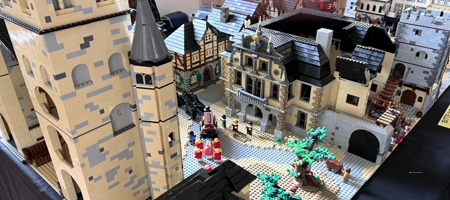 Der Trierer Dom und der Hauptmarkt waren einige der Exponate von Wolfgang Möller aus Trier-Euren bei der 7. LEGO®-Ausstellung im Museum Kloster Machern. Besonders umringt von Besucherinnen und Besucher war ein Nachbau der Porta Nigra um 1500. Foto: r3/hb