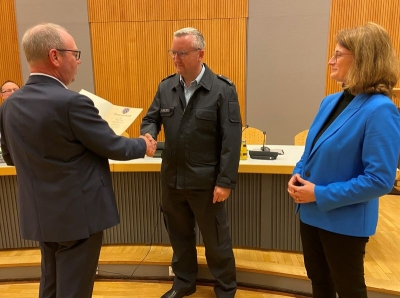 Bürgermeister Jürgen Dixius und Erste Beigeordnete Simone Thiel gratulierten dem neu ernannten Wehrleiter und freuen sich auf eine gute Zusammenarbeit. Bildquelle: Verbandsgemeinde Saarburg-Kell.