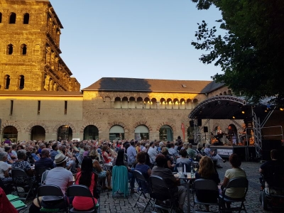ei Jazz im TriererBrunnenhof stehen in diesem Jahr sieben Abende Musikerinnen und Musiker auf der Bühne. Acht Auftrittabende umfassen die WUNSCHbrunnenhof-Reihe. Bildquelle: Trier Tourismus und Marketing GmbH (TTM).