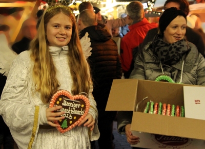 Für die Besucherinnen und Besucher des Weihnachtsmarktes 2023 gab am Eröffnungsabend vom Merziger Christkind ein Lebkuchenherz. Foto: regiodrei/hb
