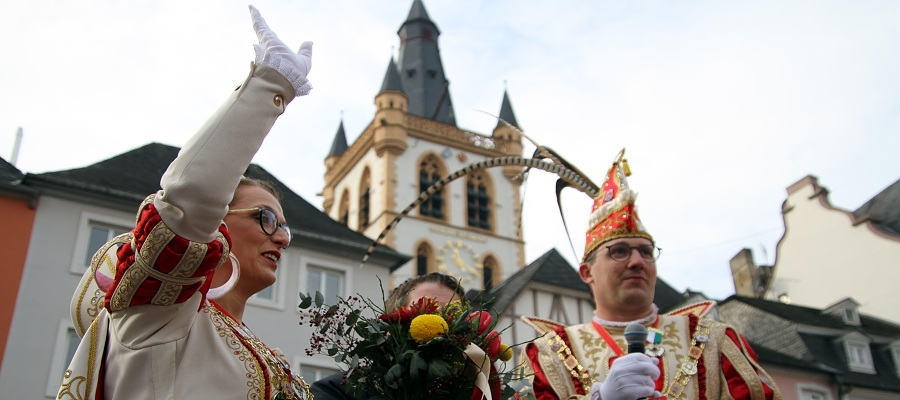 In Trier hatte 2023 das Stadtprinzenpaar Michael II. und Bianca II. auf dem Hauptmarkt an Weiberdonnerstag die närrische Zeit verkündet. Foto: Herbert Bruxmeier