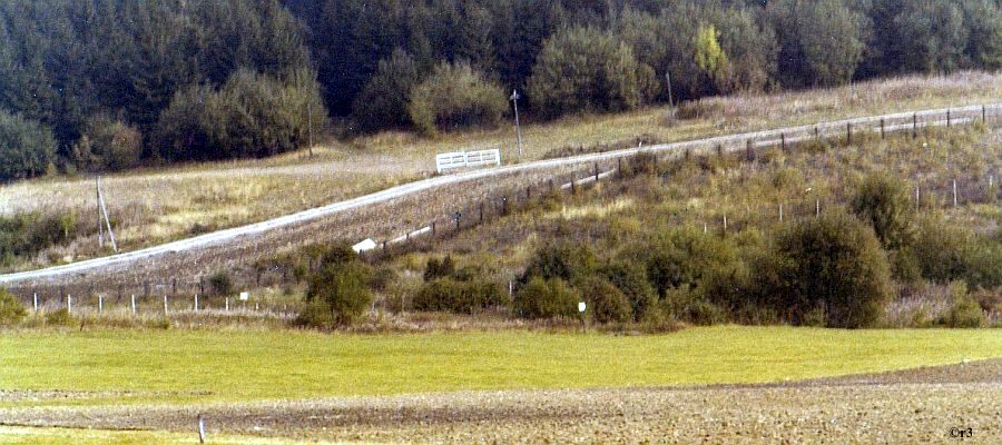 Nur ein Zaun? In Wahrheit ein lebensgefählicher Trugschluss. DDR - Grenzanlagen bei Tann (Rhön) 1975. Foto. Herbert Bruxmeier