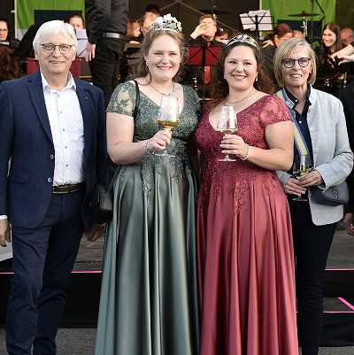 Künftig wird die 23-jährige Hannah Stein (Zweite von links) aus Kenn als Weinkönigin der Römischen Weinstraße die Weine der Region mit ihrer Schwester Lea (Dritte von links) als Weinprinzessin repräsentieren. Mit ihnen freuen sich Schirmherr Reinhard Müller, Geschäftsführer Industriepark Region Trier, und Christiane Horsch, Bürgermeisterin der Verbandsgemeinde Schweich. Foto: Werner Neujoks