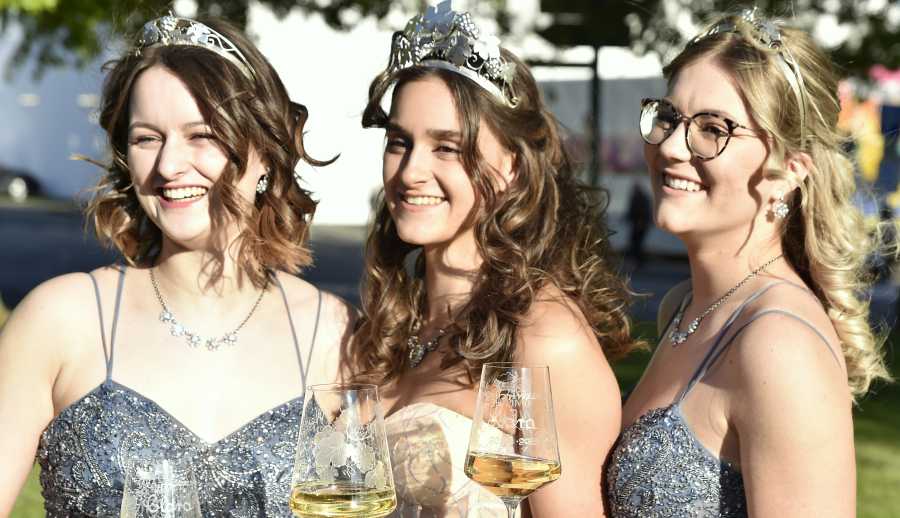 Weinhoheiten der Römischen Weinstraße 2024/25 - Weinkönigin Nele I. mit den Weinprinzessinnen Clara und Lara. Foto: Werner Neujoks