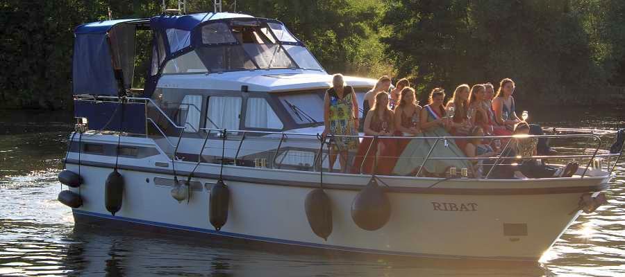 Wein- und Heimatfest Konz 2025: Für die  königlichen Gastweinhoheiten aus der Region ging es nach einem Empfang im Hafen des Wassersportclubs Konz mit einer Fahrt mit zwei Motorsportbooten zum Anleger in der Saarstraße. Foto: r3/hb