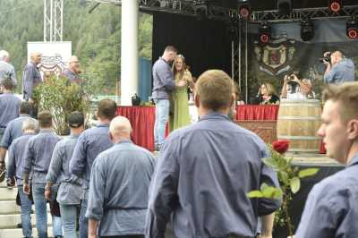 Traditionell erhielt die scheidende Stadtweinkönigin von Traben-Trarbach, Anna Plorin zur Verabschiedung von jedem Stadtschröter als Dank für ihr Engagement eine Rose überreicht. Foto: Werner Neujoks.