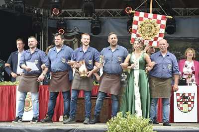 Christina I. wurde beim Zunftweinfest 2025 in Traben-Trarbach zur neuen Stadtweinkönigin 2025/26 gekrönt. Foto: Werner Neujoks