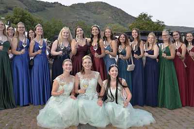 Wein- und Heimatfest "Harley und Wein" 2025:  Ürziger Weinkönigin Julia, mit Prinzessinnen Sophie & Laura und weiteren Weinhoheiten der Region Mosel. Foto: Werner Neujoks