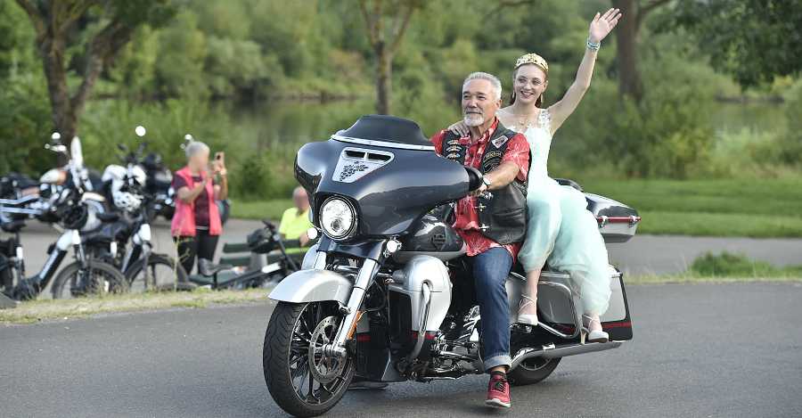 Traditionell ist beim Ürziger Wein- und Heimatfest der festlicher der Einzug der Weinkönigin auf einer Harley zum Festgelände. Foto. Werner Neujoks