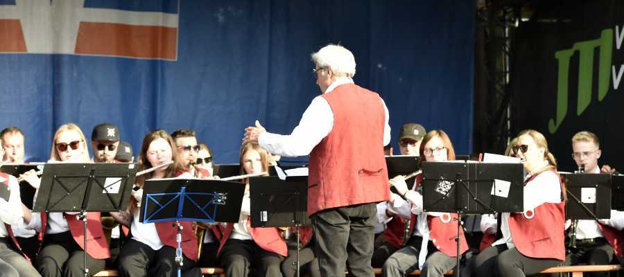 Musikalisch begleitet wurde der Krönungsabend in Trier-Olewig vom Musikverein Trier-Tarforst. Das Blasorchester wurde  dirigiert von Franz-Josef Schmitt. Foto: Werner Neujoks