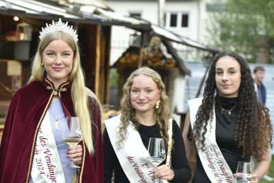 Majestäten aus Frankreich waren mit dabei beim 75. Trier-Olewiger Weinfest 2025. Seit 1963 pflegen die Olewiger eine Partnerschaft mit der französischen Gemeinde Barr im Elsass. Foto: Werner Neujoks