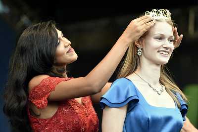 Für Melika Zare hieß es nach einer bewegten Amtszeit als Trierer Weinkönigin 2024/25 " Adieu" zu sagen und die Krone an Louise Brünjes weiterzureichen. Foto: Werner Neujoks