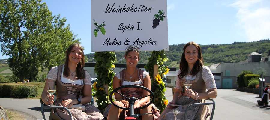 Klüsserather Weinhoheiten 2024–2025 (v. l. n. r.): Weinprinzessin Angelina Ross, Weinkönigin Sophie Lex und Weinprinzessin Melina Rönsch. Foto: r3/K.H.Bruxmeier
