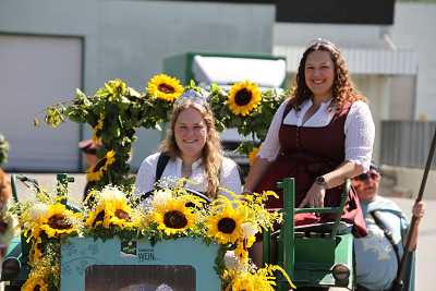 Mit eigenem Traktor dabei in Leiwen: die amtierenden Weinhoheiten der römischen Weinstraße 2025/2026, Weinkönigin Hannah I. mit Prinzessin Lea.