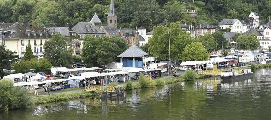 Das Zunftweinfest der Stadtschröter in Traben-Trarbach ist ein traditionsreiches, mehrtägiges Fest an der Mosel, das jedes Jahr Ende Juli gefeiert wird. Es verbindet moselländisches Brauchtum, Weintradition und festliche Unterhaltung. Ein Höhepunkt ist die Krönung der Stadtweinkönigin. Foto: Werner Neujoks
