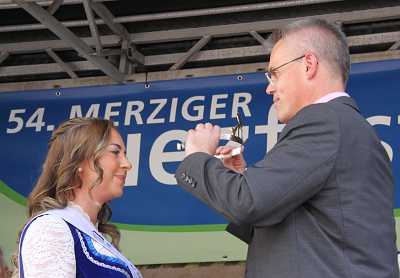 Krönung der neuen Viezkönigin 2025/26 Laura Jakobs durch den Merziger OB Marcus Hoffeld. Foto: r3/hb