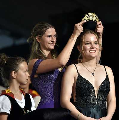 Mehringer Winzerfest 2025: Die scheidende Mehringer Ortsweinkönigin Laura Schömer übergibt die Weinkrone an ihre Nachfolgerin Lara Weich. Foto: Werner Neujoks