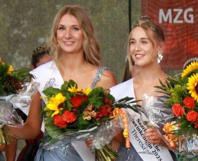 Repräsentieren den saarländischen Moselwein: die neue Saarländische Moselweinkönigin Theresa I. (rechts) und Saarländische Moselweinprinzessin Marie. Foto: HB/Regio Drei