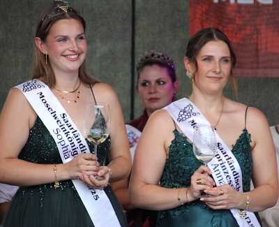 Saarländisches Moselweinfest 2025: Das Geschwisterpaar Sophia I. (Sophia Hoffnann) und Prinzessin Anna (Anna Hoffmann) verabschiedete sich nach einer wunderschönen und erlebnisreichen einjährigen Amtszeit. Foto: HB/Regio Drei