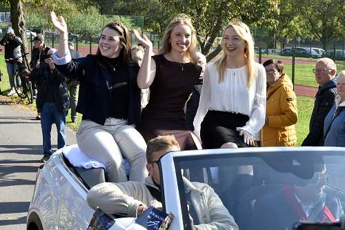 Strahlende Gesichter beim Empfang der frisch gekürten 77. Deutschen Weinkönigin Anna Zenz in ihrem Heimatort Ediger-Eller. Deutsche Weinkönigin Anna Zens (Mitte) und die Deutschen Weinprinzessinnen Katja Simon (links) und Emma Meinhardt (rechts). Foto: Werner Neujoks