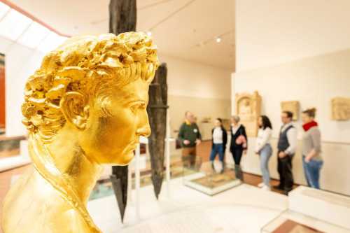 Kultur? Geschenkt! Im Februar 2026 erhalten Gäste, die in fünf bestimmten Hotels in Trier buchen, bei ihrer Ankunft einen besonderen Bonus: kostenlose Tickets für neun wichtige Sehenswürdigkeiten und Museen der Stadt, verfügbar als praktische Gutscheine, die während des Aufenthalts genutzt werden können. Das Foto zeigt einen Ausstellungsbereich im Rheinischen Landesmuseum. Bildquelle: Trier Tourismus und Marketing GmbH/Dominik Ketz