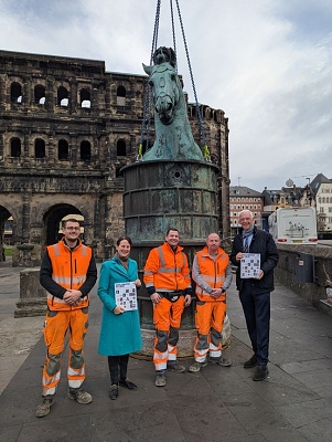 Am Freitag, dem 14.11.2025, wurde in Trier auf dem Simeonstiftplatz die Reiterstatue des Marc Aurel, die seit Anfang Juli vor der Porta Nigra für die Landesausstellung „Marc Aurel“ geworben hatte, abgebaut. Foto: Stadtmuseum Simeonstift Trier