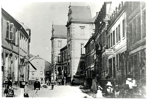 Die Stadtrechte wurden Merzig vor 200 Jahren, am 14. November 1825 verliehen. Heute dient sie als Kreisstadt des Landkreises Merzig-Wadern und ist ein bedeutender Ort für Bildung, Gesundheit, Verwaltung und Ökonomie. Das Bild einen Blick in die Potstraße (1890). Foto: Bürgerarchiv der Kreisstadt Merzig