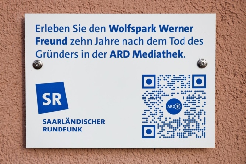 Mithilfe eines QR-Codes, der an der neuen Informationstafel am Wolfspark in Merzig angebracht ist, haben Besucherinnen und Besucher ab sofort die Möglichkeit, einen Film abzurufen, welcher anlässlich des zehnten Todestages des renommierten Wolfsforschers Werner Freund produziert wurde. Foto: Kreisstadt Merzig/Timo Stockart
