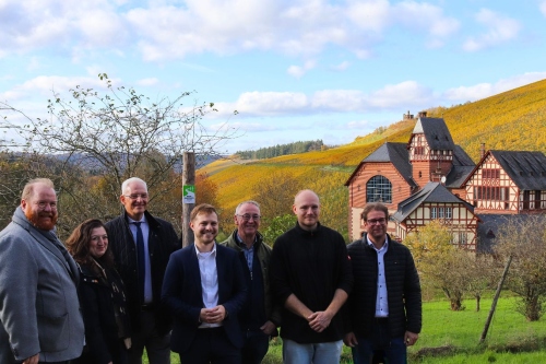 Eröffnung einer neuen Teilstrecke des Saar-Hunsrück-Steigs. (v.l.n.r.): Markus Nöhl, Hasmik Garanian, Wolfram Leibe, Yannick Jaeckert, Werner Gorges, Lukas Antony, Heiko Nowak. Bildquelle: Trier Tourismus und Marketing GmbH.