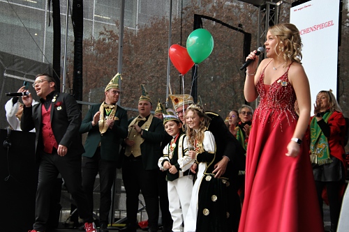 Das designierte Trierer Stadtprinzenpaar für die Session 2025/2026, Tommy Schwinden und Lea Lauterbach vom Karnevalsverein Waldrach, präsentierte zum ersten Mal live vor der Öffentlichkeit ihren Session-Song. Foto: REGIO DREI