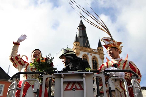 Bald heißt es Abschied nehmen: Ein besonderes Ereignis stellt am 11. 11. 2025 die feierliche Entthronung des regierenden Trierer Stadtprinzenpaares Stephan I. und Christine II. von Euranien dar, welche nach einer erfolgreichen Amtszeit ihre karnevalistischen Würden ablegen. Foto: Regio Drei/hb