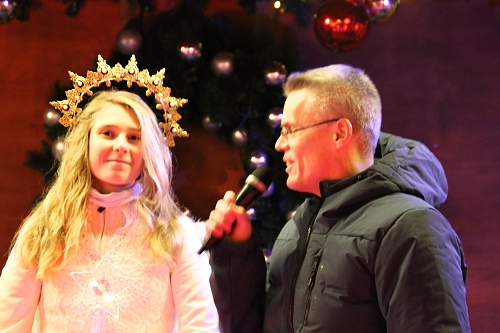 Oberbürgermeister Marcus Hoffeld gemeinsam mit dem Christkind Isabella auf dem Merziger Weihnachtsmarkt 2025. Foto: Regio Drei