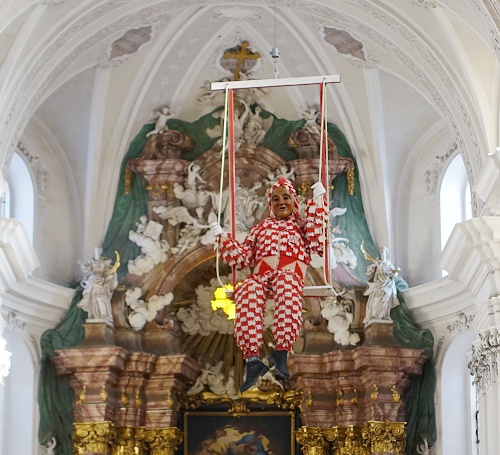 Fester Bestandteil schwäbisch-alemannischer Fasnet ist die Narrenmesse, die den Fastnachtsbrauch in einen religiösen Rahmen stellt. So versammelten sich die Närrinnen und Narren auch in Weingarten zur Messe in der Basilika St. Martin beim großen VSAN-Narrentreffen 2024. Foto: Regio Drei/hb