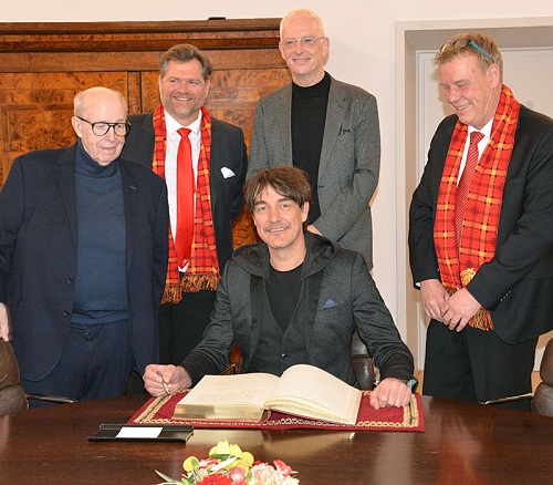 Auf Einladung von OB Wolfram Leibe (2. v. r.) trägt sich Matze Knop in das Ehrenbuch der Stadt Trier ein - unter Aufsicht von Reiner Callmund (l.), ATK-Präsident Andreas Peters (r.) und dessen Vize Stefan Feltes (2. v.. l.) . Foto: Presseamt Stad Trier