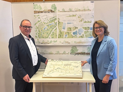 Bürgermeister Jürgen Dixius und Erste Beigeordnete Simone Thiel präsentieren das
Siegerkonzept zum Neubau des Saarburger Hallenbades.
Foto: Frank Weilerswist