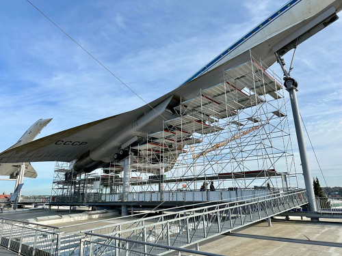 Das Gerüst fügt sich exakt an die Konturen des Flugzeugs an und ist mit modernen Systemen zur Absturzsicherung ausgestattet. Quelle TMSNHSP.